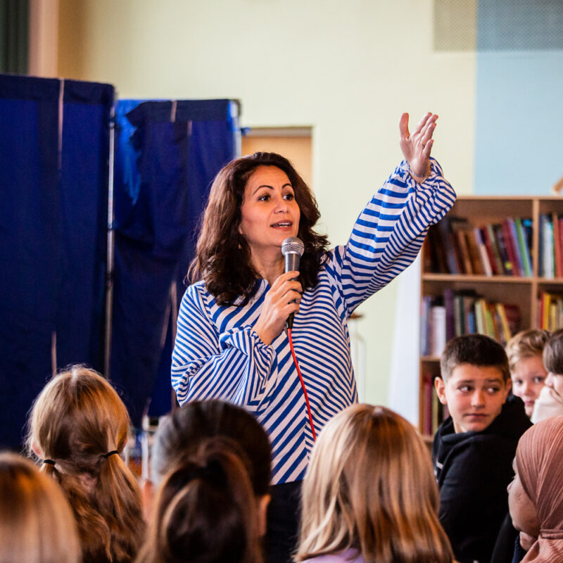 Özlem Cekic skyder Brobyggerugen i gang på Lundehusskolen i København.