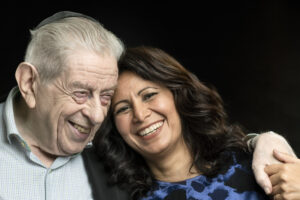 Mandag den 20. januar 2020 udkommer bogen ‘Brobyggerne’, som er en samtalebog mellem Özlem Cekic og Bent Melchior. Bogen handler om deres kamp for demokrati, frihed og større tolerance mellem befolkningsgrupper.Foto: Lars Krabbe.